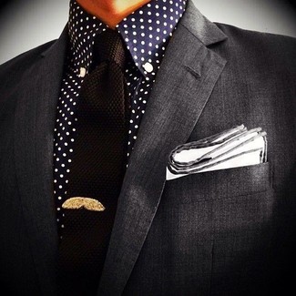 Come indossare e abbinare una cravatta lavorata a maglia nera e bianca in modo smart-casual: L'abbinamento di un blazer grigio scuro e una cravatta lavorata a maglia nera e bianca metterà in luce il tuo gusto per gli abiti di sartoria.