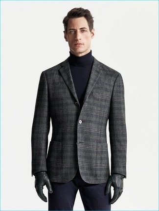 Quale dolcevita indossare con un blazer grigio per un uomo di 30 anni: Combina un blazer grigio con un dolcevita per un look da sfoggiare sul lavoro.