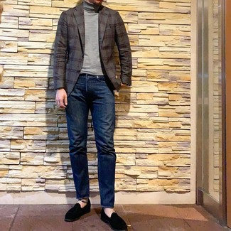 Look alla moda per uomo: Blazer scozzese grigio scuro, Dolcevita grigio, Jeans blu scuro, Mocassini eleganti in pelle scamosciata neri