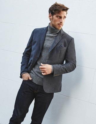 Come indossare e abbinare un dolcevita di lana grigio scuro per un uomo di 30 anni: Scegli un dolcevita di lana grigio scuro e jeans grigio scuro per affrontare con facilità la tua giornata.