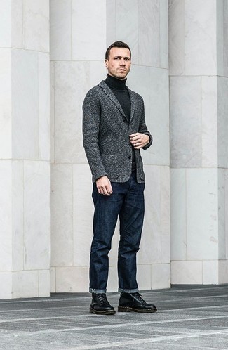 Quale blazer indossare con un dolcevita grigio: Coniuga un blazer con un dolcevita grigio se preferisci uno stile ordinato e alla moda. Rifinisci questo look con un paio di stivali casual in pelle neri.