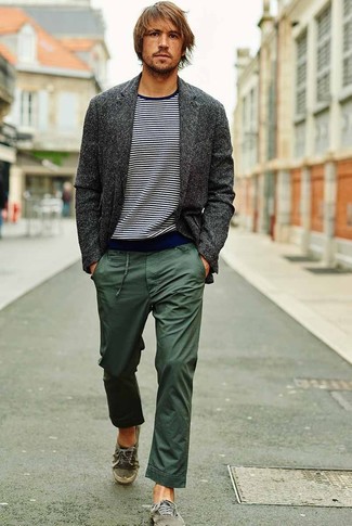Look alla moda per uomo: Blazer di lana grigio scuro, Maglione girocollo a righe orizzontali blu scuro e bianco, Chino verde scuro, Sneakers basse di tela verdi