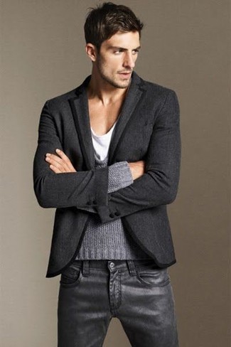Come indossare e abbinare jeans in pelle neri in modo smart-casual: Combina un blazer di lana grigio scuro con jeans in pelle neri per un abbigliamento elegante ma casual.