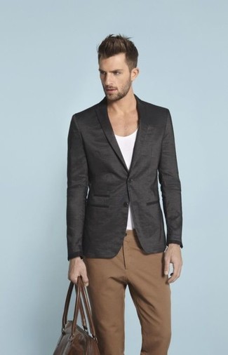 Quale t-shirt girocollo indossare con un blazer grigio: Abbina un blazer grigio con una t-shirt girocollo per un look trendy e alla mano.