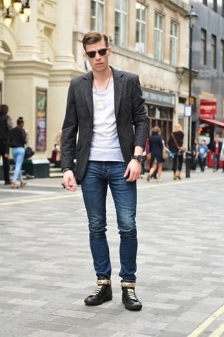 Quale jeans indossare con un blazer grigio per un uomo di 20 anni in modo casual: Vestiti con un blazer grigio e jeans per un look elegante ma non troppo appariscente. Indossa un paio di sneakers alte in pelle nere per un tocco più rilassato.
