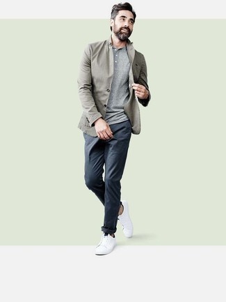 Come indossare e abbinare un blazer grigio in modo casual: Metti un blazer grigio e chino grigio scuro per essere elegante ma non troppo formale. Se non vuoi essere troppo formale, calza un paio di sneakers basse di tela bianche.