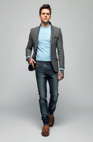 Come indossare e abbinare jeans blu con un blazer grigio scuro quando fa caldo: Potresti combinare un blazer grigio scuro con jeans blu per un look da sfoggiare sul lavoro. Mettiti un paio di stivali chelsea in pelle marroni per dare un tocco classico al completo.