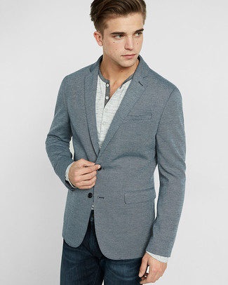 Come indossare e abbinare jeans blu con un blazer grigio scuro per un uomo di 20 anni in modo casual: Potresti combinare un blazer grigio scuro con jeans blu per un abbigliamento elegante ma casual.