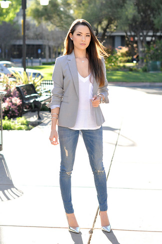Quale jeans aderenti indossare con un blazer grigio per una donna di 30 anni: Indossa un blazer grigio e jeans aderenti per un look raffinato per il tempo libero. Décolleté in pelle argento sono una buona scelta per completare il look.
