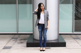 Quale jeans aderenti indossare con un blazer grigio: Abbinare un blazer grigio e jeans aderenti è una comoda opzione per fare commissioni in città. Décolleté in pelle scamosciata neri sono una valida scelta per completare il look.