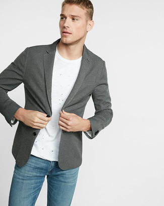 Come indossare e abbinare un blazer grigio con jeans blu in modo casual: Combina un blazer grigio con jeans blu per un look da sfoggiare sul lavoro.