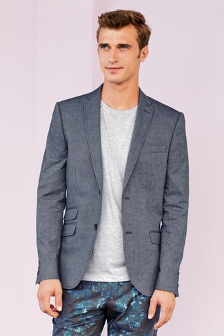 Come indossare e abbinare un blazer grigio in modo casual: Prova a combinare un blazer grigio con chino a fiori blu scuro se cerchi uno stile ordinato e alla moda.