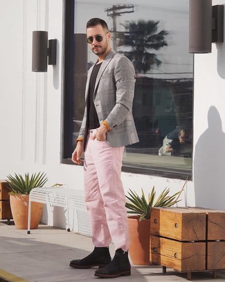 Look alla moda per uomo: Blazer scozzese grigio, T-shirt girocollo nera, Jeans rosa, Stivali chelsea in pelle scamosciata neri