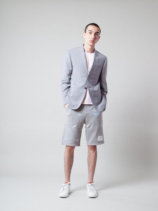 Quale pantaloncini indossare con un blazer grigio per un uomo di 20 anni quando fa caldo: Opta per un blazer grigio e pantaloncini se cerchi uno stile ordinato e alla moda. Per un look più rilassato, scegli un paio di sneakers basse in pelle bianche come calzature.