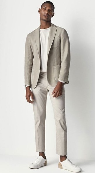 Come indossare e abbinare un blazer grigio per un uomo di 30 anni: Combina un blazer grigio con chino grigi, perfetto per il lavoro. Mettiti un paio di sneakers basse di tela bianche per avere un aspetto più rilassato.