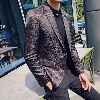 Come indossare e abbinare un blazer nero e dorato per un uomo di 20 anni: Scegli uno stile classico in un blazer nero e dorato e pantaloni eleganti neri.