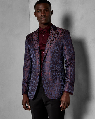 Come indossare e abbinare un blazer in broccato viola: Opta per un blazer in broccato viola e pantaloni eleganti neri per una silhouette classica e raffinata