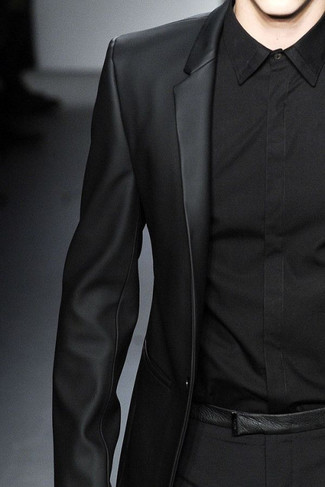 Come indossare e abbinare una camicia elegante nera con pantaloni eleganti neri quando fa caldo: Indossa una camicia elegante nera con pantaloni eleganti neri per un look elegante e alla moda.