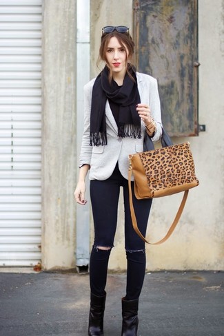 Quale jeans aderenti indossare con un blazer grigio per una donna di 30 anni: Opta per un blazer grigio e jeans aderenti per un look raffinato ma semplice. Perfeziona questo look con un paio di stivaletti in pelle neri.