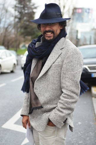 Moda uomo anni 40 in primavera 2024 in modo smart-casual: Mostra il tuo stile in un blazer di lana grigio con jeans bianchi se preferisci uno stile ordinato e alla moda. Una buona idea per la primavera!