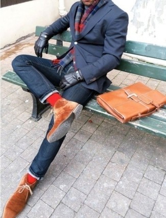 Come indossare e abbinare una sciarpa scozzese rossa: Mostra il tuo stile in un blazer blu scuro con una sciarpa scozzese rossa per un outfit rilassato ma alla moda. Chukka in pelle scamosciata terracotta daranno lucentezza a un look discreto.