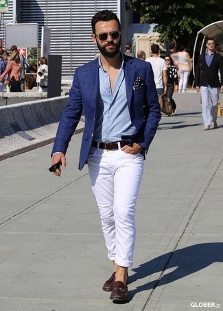 Quale blazer indossare con jeans bianchi per un uomo di 30 anni in estate 2024: Indossa un blazer con jeans bianchi se cerchi uno stile ordinato e alla moda. Sfodera il gusto per le calzature di lusso e scegli un paio di mocassini con nappine in pelle bordeaux come calzature. È eccellente idea per tuo look estivo!