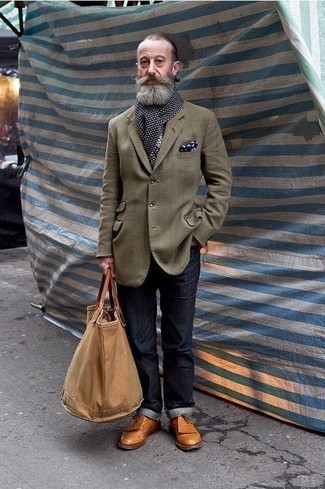 Come indossare e abbinare una sciarpa per un uomo di 60 anni: Coniuga un blazer a quadri verde oliva con una sciarpa per un look comfy-casual. Indossa un paio di mocassini eleganti in pelle terracotta per un tocco virile.