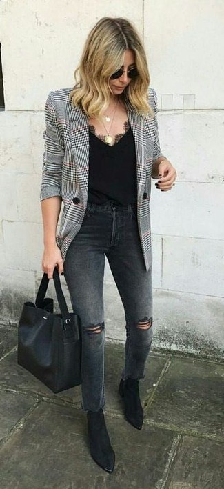 Come indossare e abbinare stivaletti con un blazer per una donna di 30 anni quando fa caldo: Metti un blazer e jeans strappati grigio scuro per essere casual. Rifinisci questo look con un paio di stivaletti.