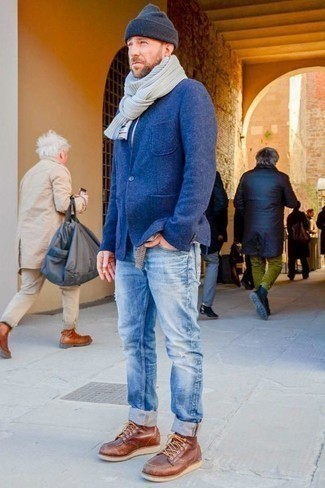Quale jeans indossare con un blazer blu per un uomo di 30 anni quando fa freddo in modo casual: Mostra il tuo stile in un blazer blu con jeans per un outfit comodo ma studiato con cura. Stivali casual in pelle marroni sono una eccellente scelta per completare il look.