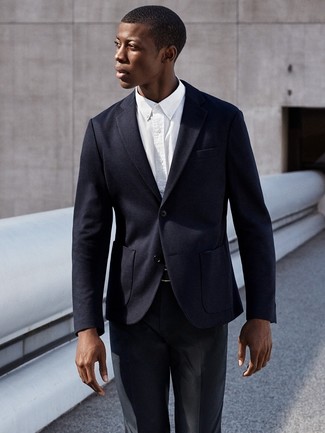 Come indossare e abbinare un blazer lavorato a maglia blu scuro con pantaloni eleganti neri: Opta per un blazer lavorato a maglia blu scuro e pantaloni eleganti neri per una silhouette classica e raffinata