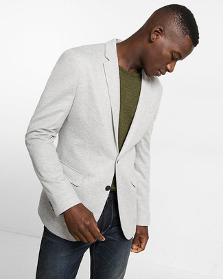 Come indossare e abbinare un blazer lavorato a maglia grigio con jeans grigio scuro: Prova ad abbinare un blazer lavorato a maglia grigio con jeans grigio scuro per un look trendy e alla mano.