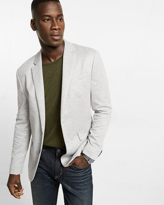 Come indossare e abbinare un blazer per un uomo di 30 anni in modo casual: Metti un blazer e jeans grigio scuro per un look spensierato e alla moda.