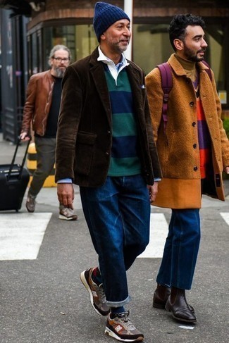 Come indossare e abbinare un blazer con una maglia a polo per un uomo di 50 anni: Abbina un blazer con una maglia  a polo per creare un look smart casual. Per un look più rilassato, calza un paio di scarpe sportive marrone chiaro.