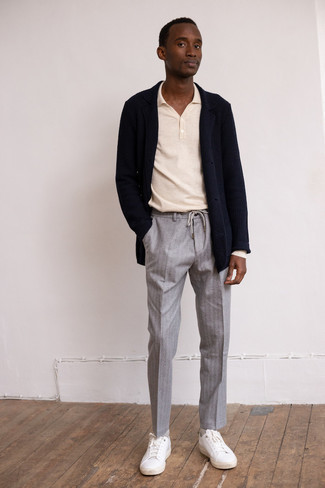 Look alla moda per uomo: Blazer lavorato a maglia blu scuro, Maglia  a polo beige, Chino a righe verticali grigi, Sneakers basse in pelle bianche