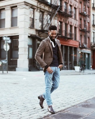 Quale stivali chelsea indossare con un blazer marrone per un uomo di 30 anni in modo smart-casual: Opta per un blazer marrone e jeans azzurri per un look da sfoggiare sul lavoro. Per le calzature, scegli lo stile classico con un paio di stivali chelsea.