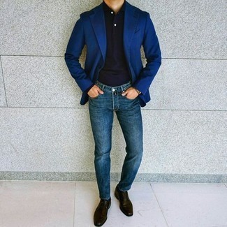 Come indossare e abbinare jeans blu con un maglione blu: Mostra il tuo stile in un maglione blu con jeans blu per un look elegante ma non troppo appariscente. Calza un paio di scarpe derby in pelle marrone scuro per mettere in mostra il tuo gusto per le scarpe di alta moda.