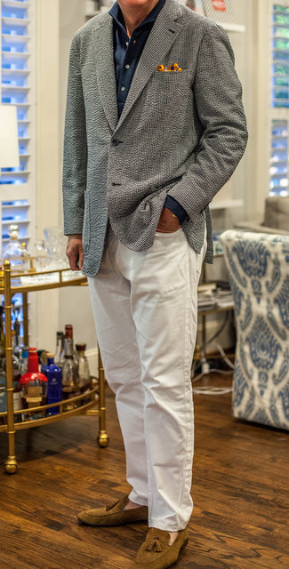 Quale mocassini con nappine indossare con una maglia a polo blu scuro: Indossa una maglia  a polo blu scuro con jeans bianchi, perfetto per il lavoro. Opta per un paio di mocassini con nappine per un tocco virile.