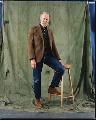 Quale jeans indossare con chukka marroni per un uomo di 50 anni in modo smart-casual: Abbina un blazer di lana a quadri marrone con jeans per vestirti casual. Rifinisci questo look con un paio di chukka marroni.