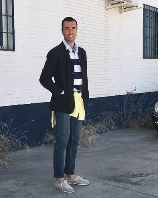 Quale jeans indossare con un maglione girocollo giallo: Potresti abbinare un maglione girocollo giallo con jeans per un look trendy e alla mano. Scarpe da barca in pelle scamosciata grigie sono una gradevolissima scelta per completare il look.