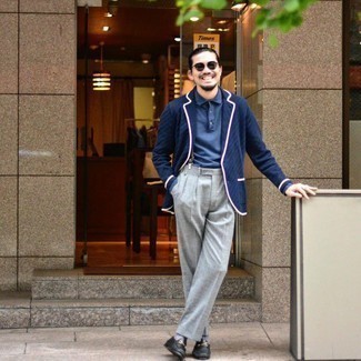 Trend da uomo 2024 in modo formale: Indossa un blazer lavorato a maglia blu scuro e pantaloni eleganti grigi per essere sofisticato e di classe. Mocassini eleganti in pelle neri sono una gradevolissima scelta per completare il look.