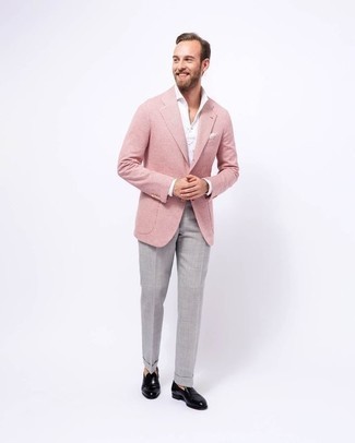 Come indossare e abbinare una maglia a polo bianca con un blazer rosa: Potresti abbinare un blazer rosa con una maglia  a polo bianca per essere sofisticato e di classe. Rifinisci il completo con un paio di mocassini eleganti in pelle neri.