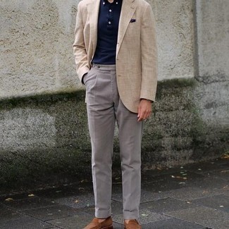 Look alla moda per uomo: Blazer beige, Maglia  a polo blu scuro, Pantaloni eleganti grigi, Mocassini eleganti in pelle scamosciata marroni