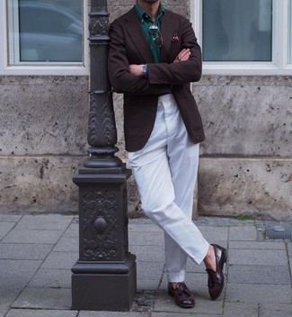 Come indossare e abbinare mocassini con nappine con pantaloni eleganti per un uomo di 30 anni: Combina un blazer marrone scuro con pantaloni eleganti come un vero gentiluomo. Mocassini con nappine sono una valida scelta per completare il look.