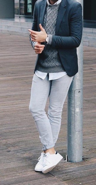 Come indossare e abbinare jeans grigio scuro con sneakers basse in pelle bianche: Scegli un blazer di lana blu scuro e jeans grigio scuro per un look semplice, da indossare ogni giorno. Abbina questi abiti a un paio di sneakers basse in pelle bianche.