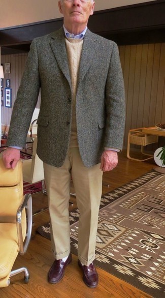 Quale blazer indossare con mocassini eleganti bordeaux per un uomo di 60 anni: Punta su un blazer e pantaloni eleganti marrone chiaro come un vero gentiluomo. Mocassini eleganti bordeaux sono una buona scelta per completare il look.