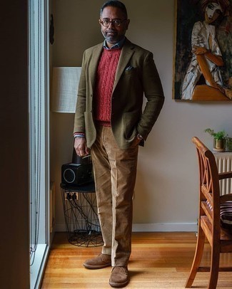 Look alla moda per uomo: Blazer di lana verde oliva, Maglione a trecce rosso, Camicia elegante in chambray azzurra, Pantaloni eleganti di velluto a coste marrone chiaro