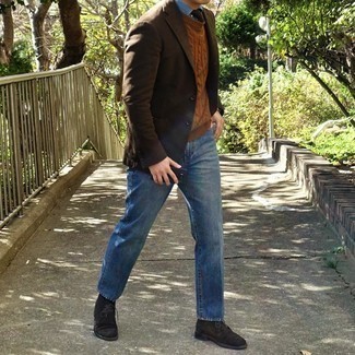 Quale jeans indossare con un maglione a trecce terracotta per un uomo di 30 anni: Per creare un adatto a un pranzo con gli amici nel weekend indossa un maglione a trecce terracotta e jeans. Chukka in pelle scamosciata marrone scuro sono una splendida scelta per completare il look.
