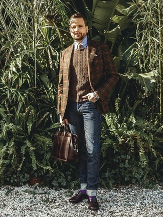 Come indossare e abbinare un blazer scozzese verde scuro quando fa caldo: Potresti combinare un blazer scozzese verde scuro con jeans blu scuro per un look semplice, da indossare ogni giorno. Ti senti creativo? Completa il tuo outfit con un paio di mocassini eleganti in pelle bordeaux.