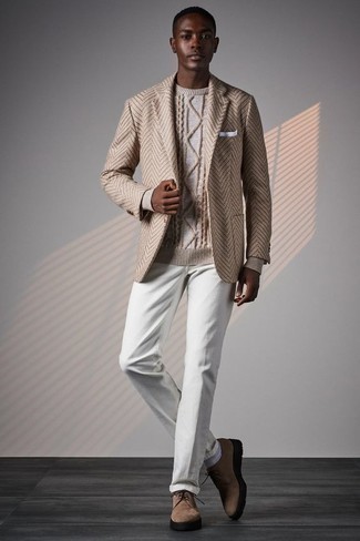 Look alla moda per uomo: Blazer di lana a spina di pesce beige, Maglione a trecce beige, Chino bianchi, Scarpe derby in pelle scamosciata marrone chiaro