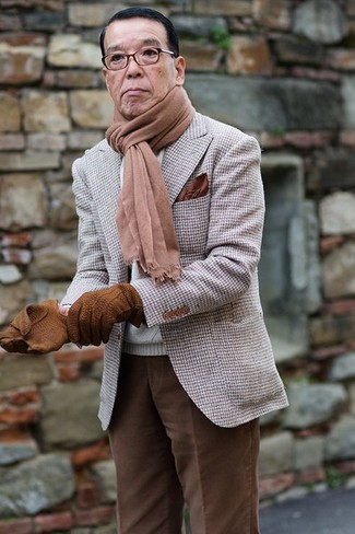 Come indossare e abbinare una sciarpa terracotta: Abbina un blazer con motivo pied de poule grigio con una sciarpa terracotta per un outfit rilassato ma alla moda.